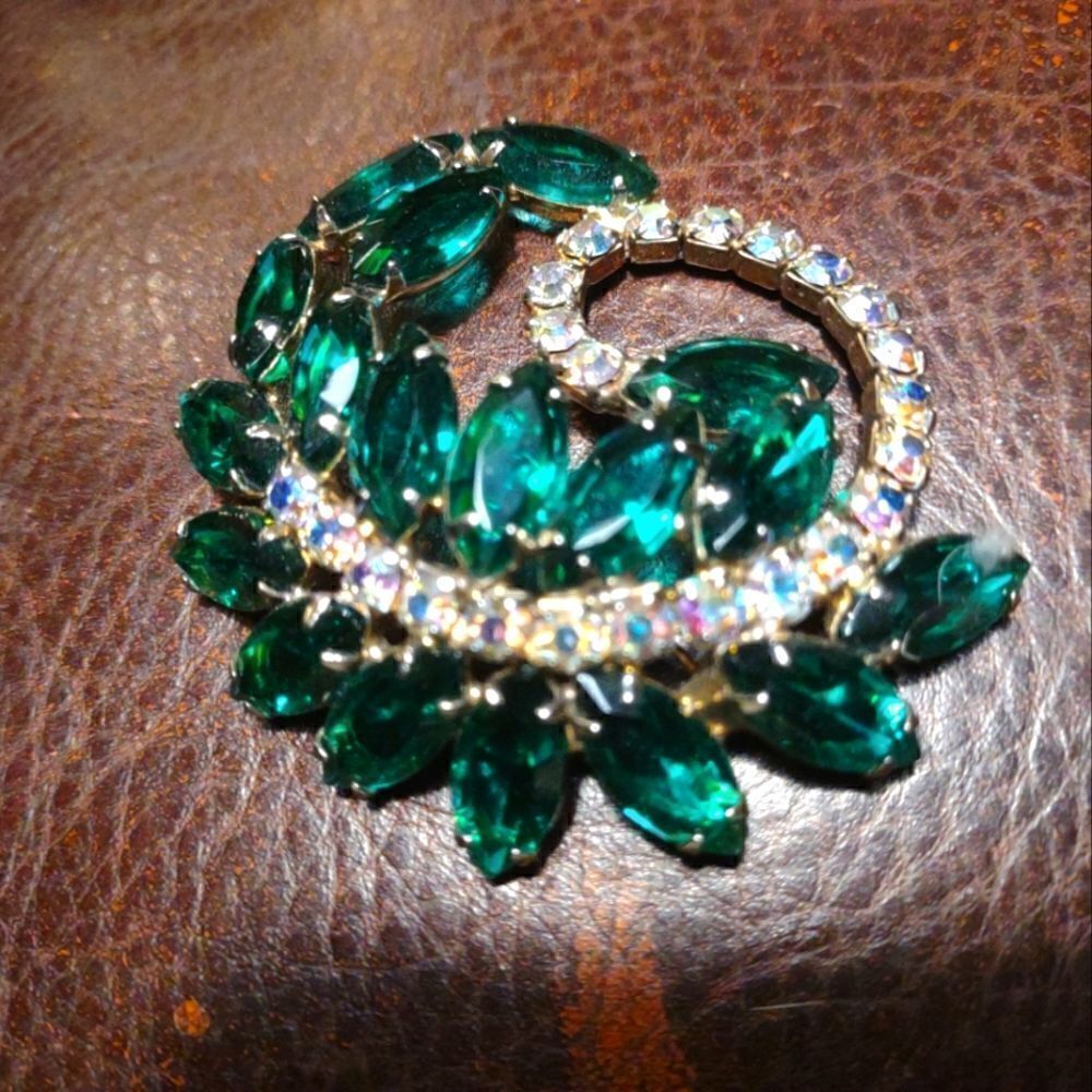 Vintage Juliana Emerald Green. And Borealis Rhinestone Brooch B1